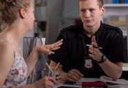 "免费观看女性与警察交涉的情景视频教学"