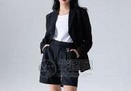 "潮流时尚观点：性感美女露胸展现自信魅力"