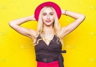 "追求美丽的女性在黄色服装展示中散发魅力"