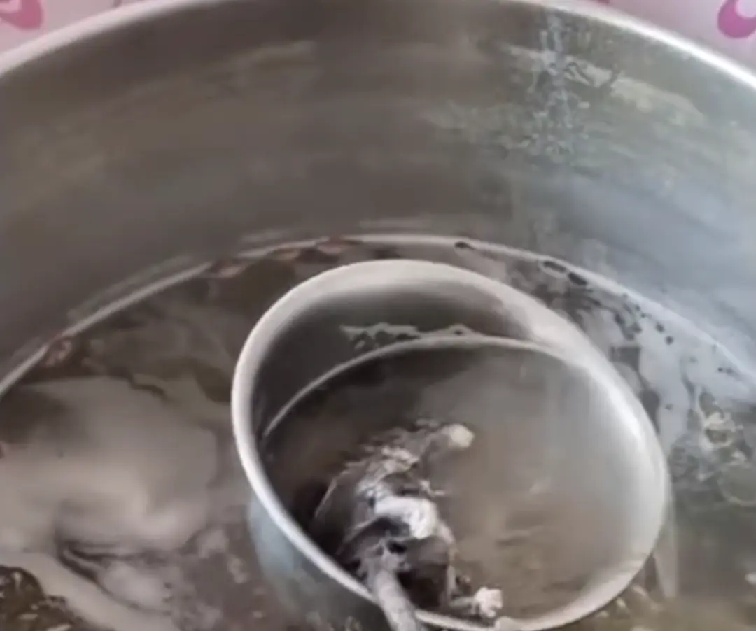 12月25日百色深圳小镇粉店汤锅内现异物，已立案调查