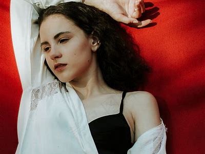 "现代女性大胆艺术照展现自信美丽"